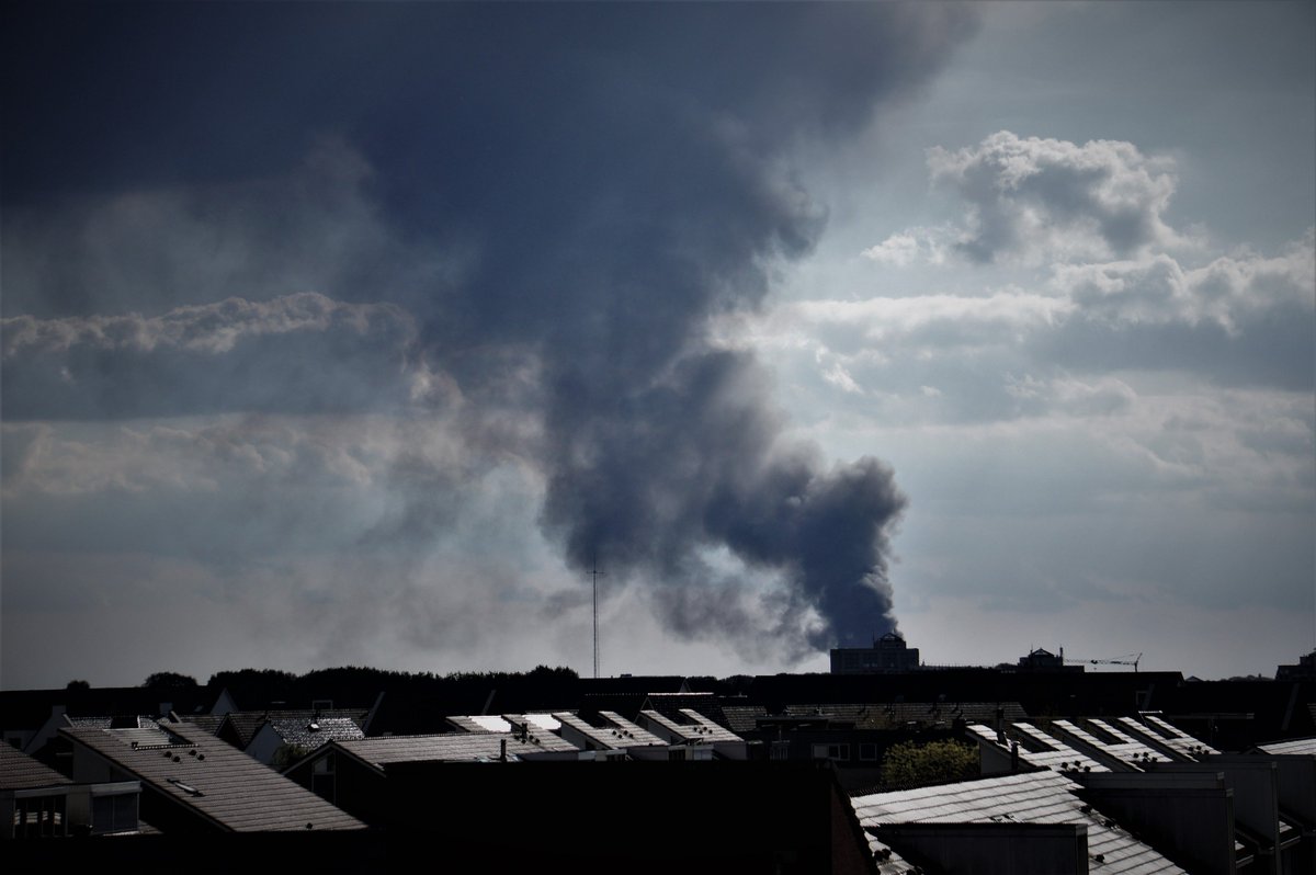 victoraperez's tweet photo. Grote #brand #BVA Veilingen op industrieterrein De #Isselt,  #Kryptonweg #Amersfoort @rtvutrecht https://t.co/8c4sSGugzg
