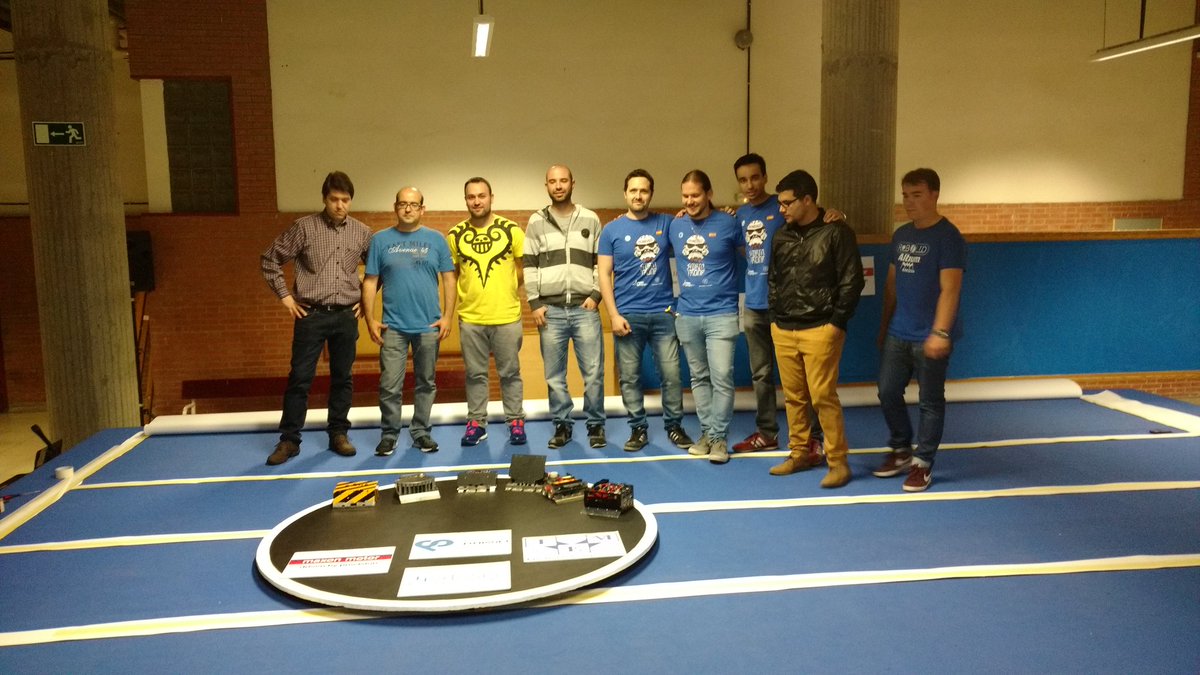 Los participantes en la prueba de Sumo de #robolid2017