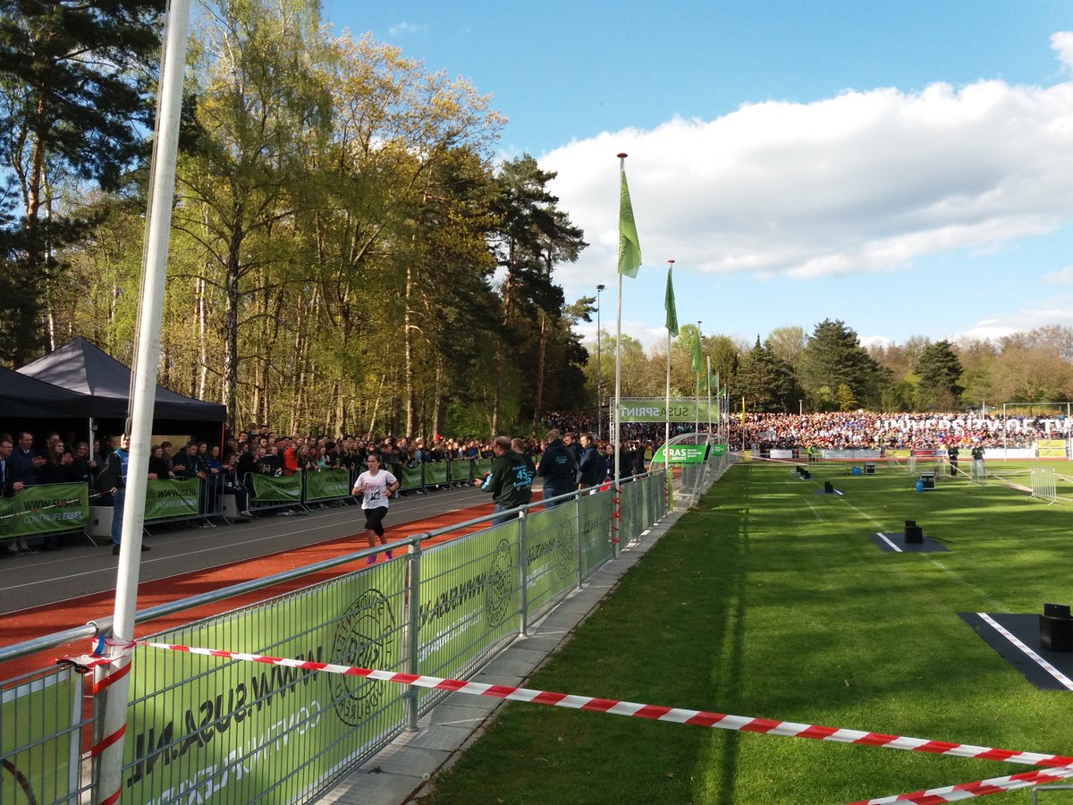 De loopsters druppelen nu één voor één binnen #batavierenrace #alseenlopendvuurtje