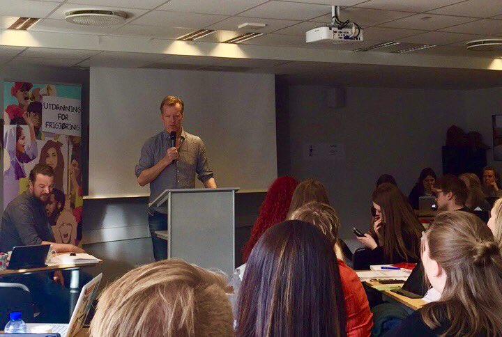 Rektor <a href="/curtrice/">Curt Rice</a> med hilsningstale og gode ord på #saihåm .Samme dag som @HiOA_info ble medlem av <a href="/saih/">SAIH</a> ! Hurra! @ParlamentetHiOA