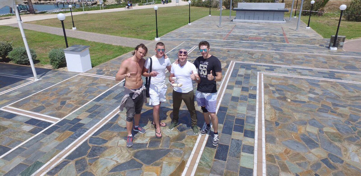 InOneStepMovie's tweet image. Team!