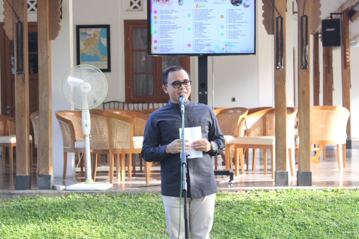 Sabtu, 29/4/17 Bupati <a href="/a_azwarnas/">Abdullah (Azwar Anas)</a> serah terimakan SK CPNS BIDAN PTT <a href="/banyuwangi_kab/">Kabupaten Banyuwangi</a> di Pendopo Shaba Swagata Blambangan, Bwi.
<a href="/Rio_WL/">Rio WL</a>