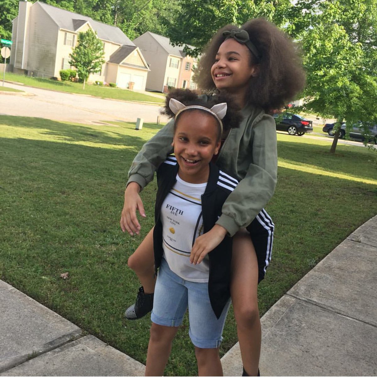 Sister, Sister!!! Hanging with my sissy on a FRIDAY!! Have a great weekend guys! #TheGrantTwinz #Twinning #FraternalTwins #NaturalGirls