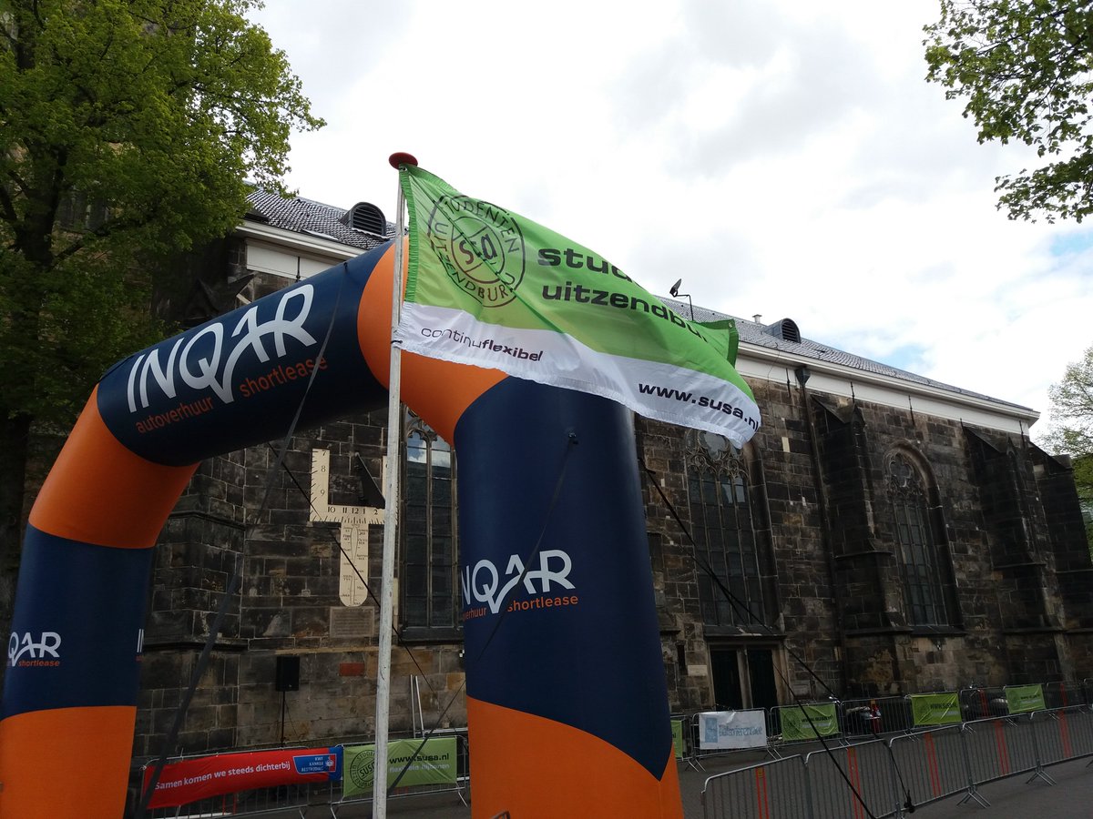 Batavierenrace's tweet photo. Op de Oude Markt zijn de vlaggen van @SUSAstudenten klaar voor Herstart Enschede! In afwachting van de deelnemers.. #bata45 #susa https://t.co/Mfv8JQFnBw