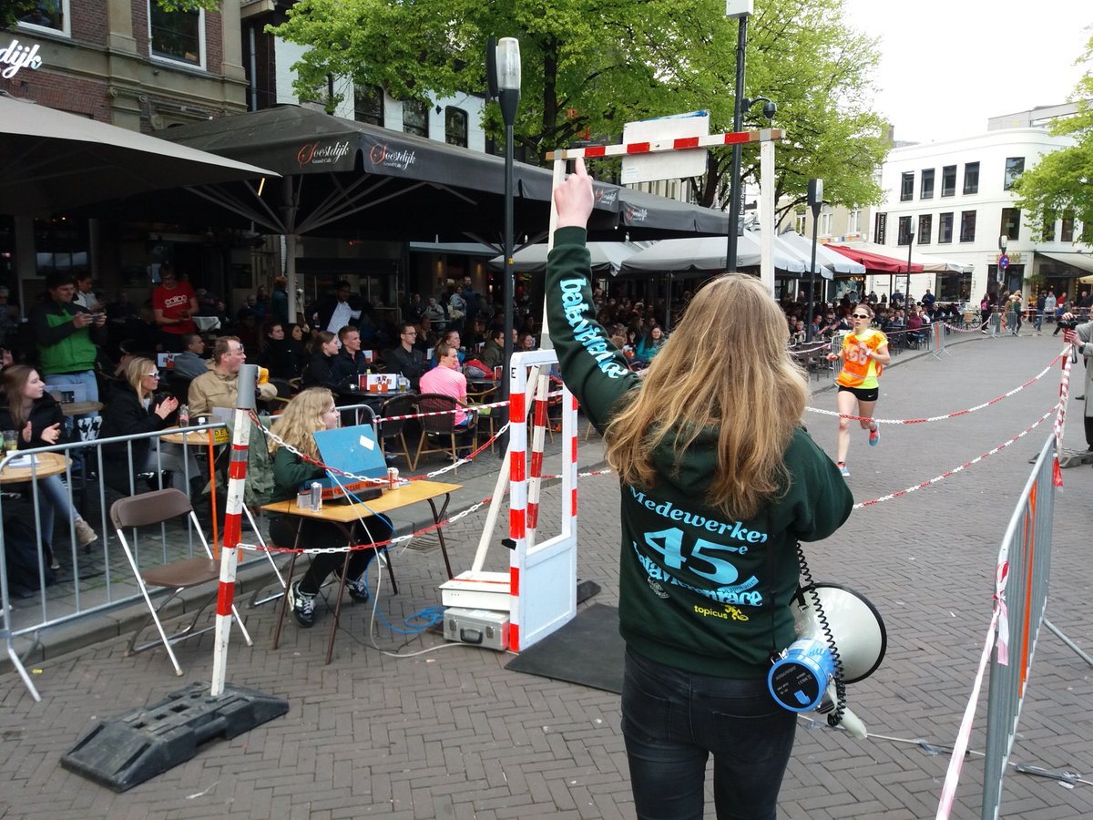 Eerste dame is aangekomen op de Oude Markt!! #bata45 #vlammen #onfire #alseenlopendvuurtje