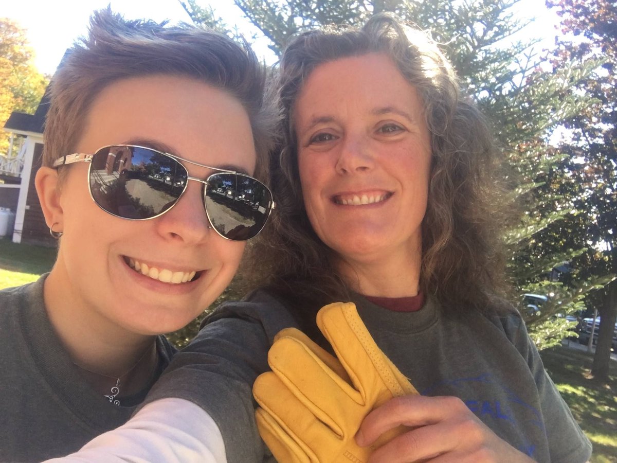 nhcfoundation's tweet photo. .LoisShea42 & her kid pitched in last yr @ Warner Fall Foliage Festival which celebrates 70 yrs in 2017 #NationalVolunteerWeek #WarnerRocks https://t.co/NtaulnSYF4