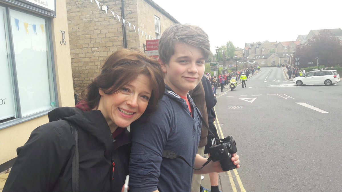 Waiting for the peloton in Wetherby at the foot of le cote de main street