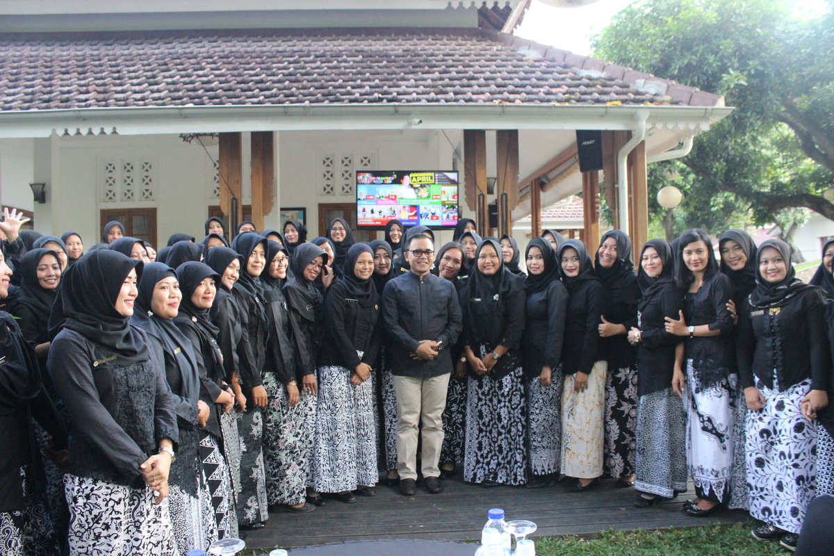 Alhamdulillah,SK skrng sdh d tngan.
Para Bu Bidan nmpak bhagia sekali...
Smkin #semangat melayani masy. ya Bu Bidan...
<a href="/a_azwarnas/">Abdullah (Azwar Anas)</a> <a href="/Rio_WL/">Rio WL</a>