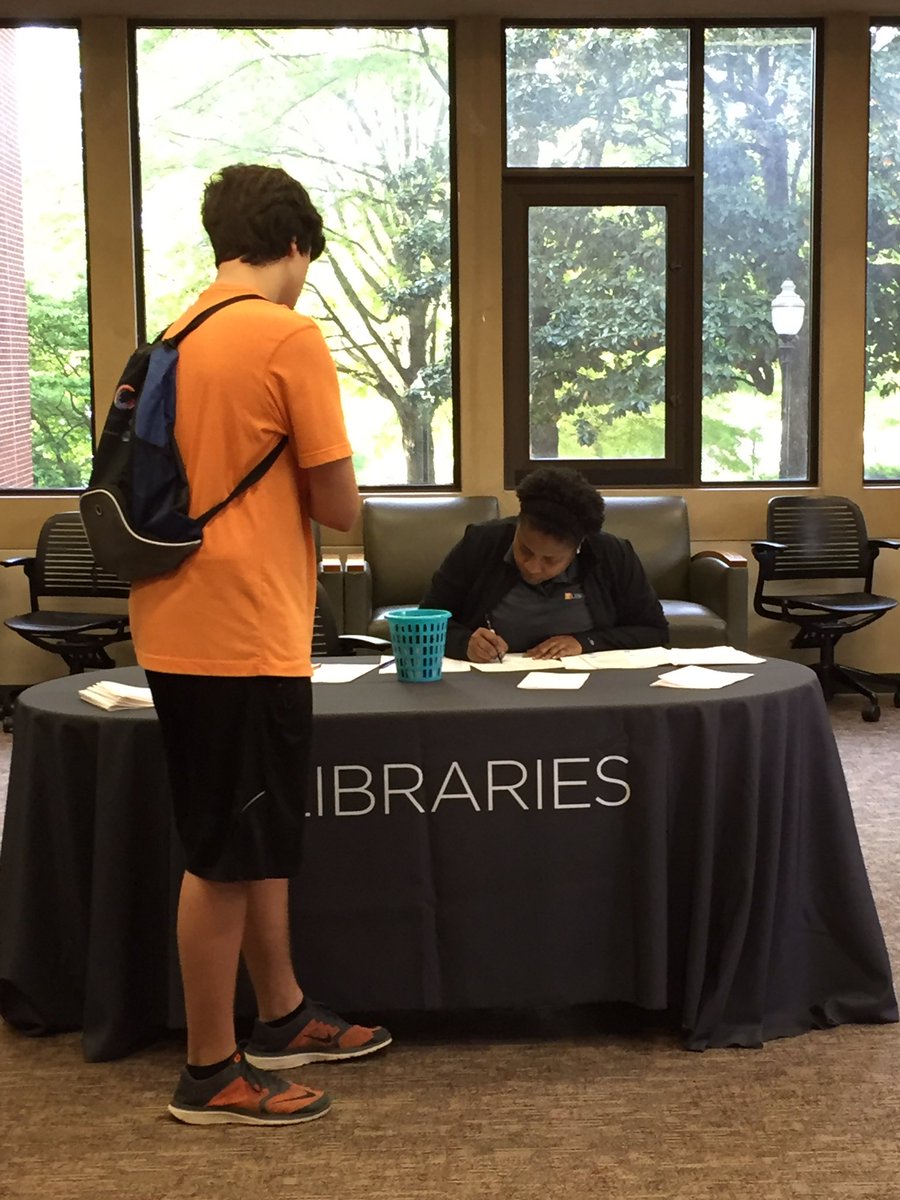 BHSDawgLibrary's tweet photo. Students are trickling in for today's college essay writing workshop @UTKLibraries. #BHSwrites https://t.co/VgQbtZOyYA
