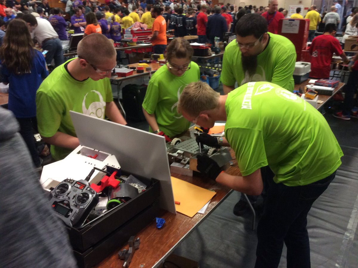 ShannonMMS's tweet photo. #MentorRobotics dominates round one.  Unanimous decision.   Some adjusting required.  #onceacard https://t.co/8vJs5ITgR6
