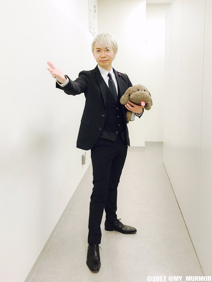 諏訪部順一 Junichi Suwabe 昼公演はスーツ 夜公演は例のフィギュアモデルのイメージで 劇場版の制作も決定 引き続き ユーリ On Ice よろしくお願いします