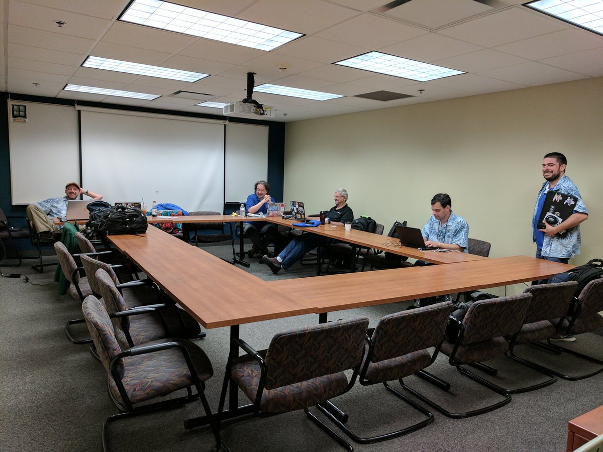 texasamy's tweet image. Can you count the number of Steve Jones&apos;s in the room. Look closely! Cc @way0utwest #sqlsatroc