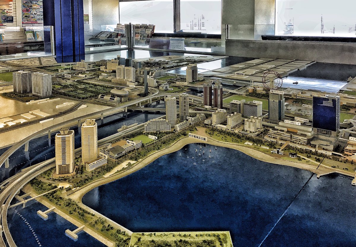 東京臨海部広報展示室 TOKYOミナトリエ。 以前「みなと館」にあった湾岸エリアの 模型が無くなっていました。残念。 その代わり床が湾岸エリアの写真に・・。 オリンピック施設や新築建物など