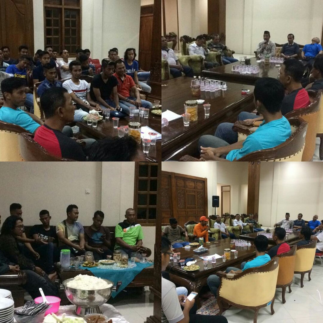 bupati_rbg's tweet photo. Menjamu para punggawa PSIR, smoga ini dpt memberikan tmbhan smngat utk tanding bsk dan menang @psirrembanginfo @curvanord_PSIR @ganster1950 https://t.co/v97p2pHu8K