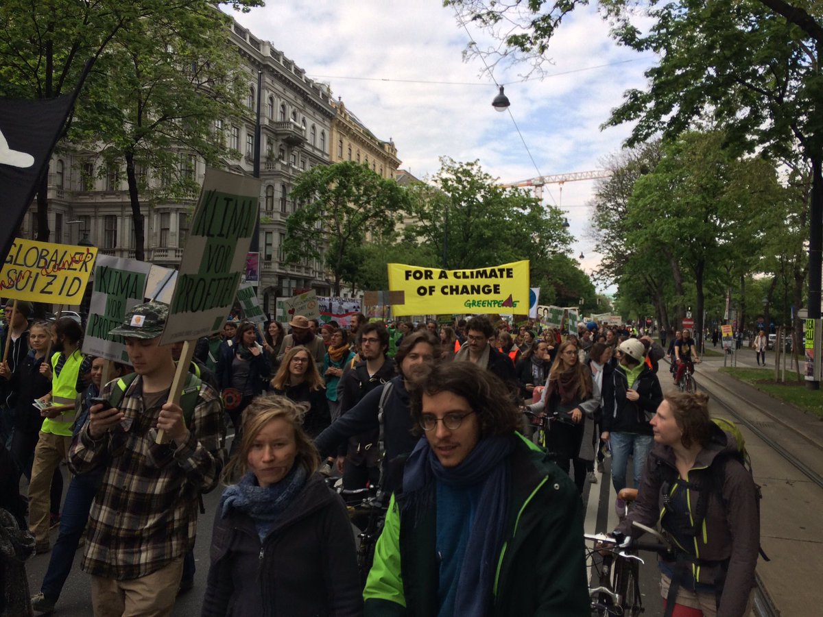 deutlisa's tweet photo. System change not climate change! Welche Zukunft? Unsere Zukunft! 🌎#ClimateMarchWien #climatemarch #StoppDrittePiste https://t.co/42n13OU3Ro