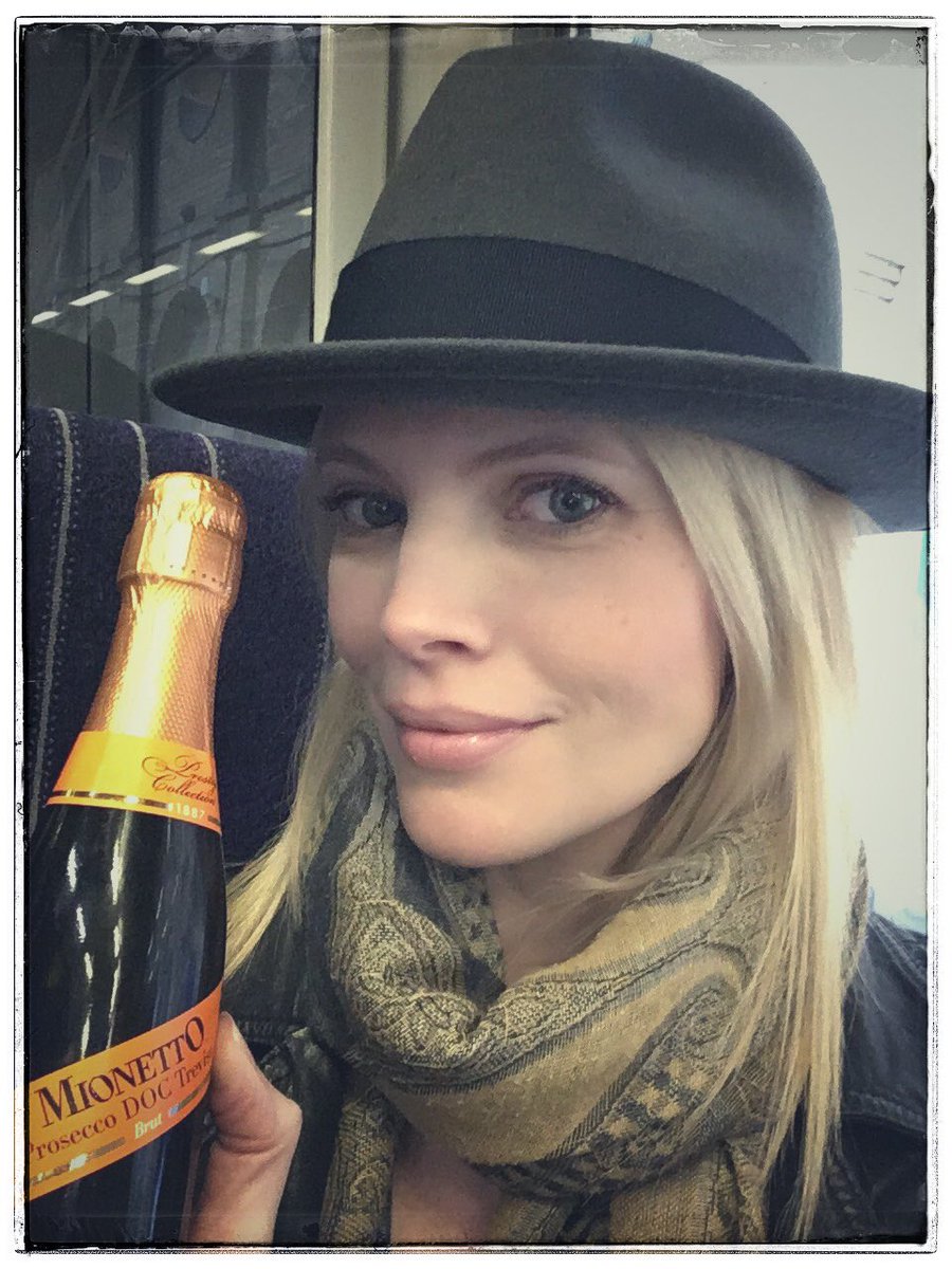 NathalieCCox's tweet photo. When your journey is a remake of Planes, Trains and Automobiles there's only one thing for it... #IWillGetThereEventually #BubblesHelp https://t.co/fnnYH4smCb