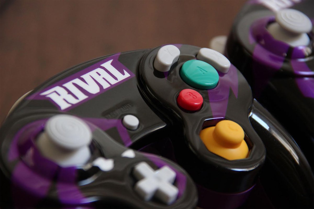 what controllers do pro smash players use