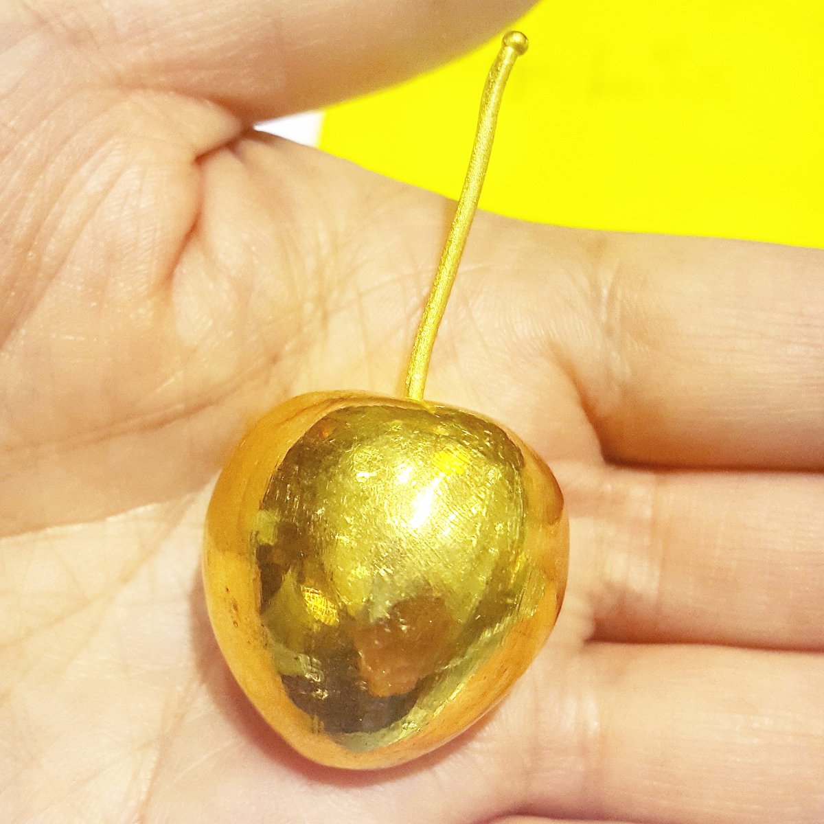 Sample of our new 24KT 1oz Gold Cherry in our Premium Fresh Cherry 1KG Gift Box. 
#cherries #24K #gold