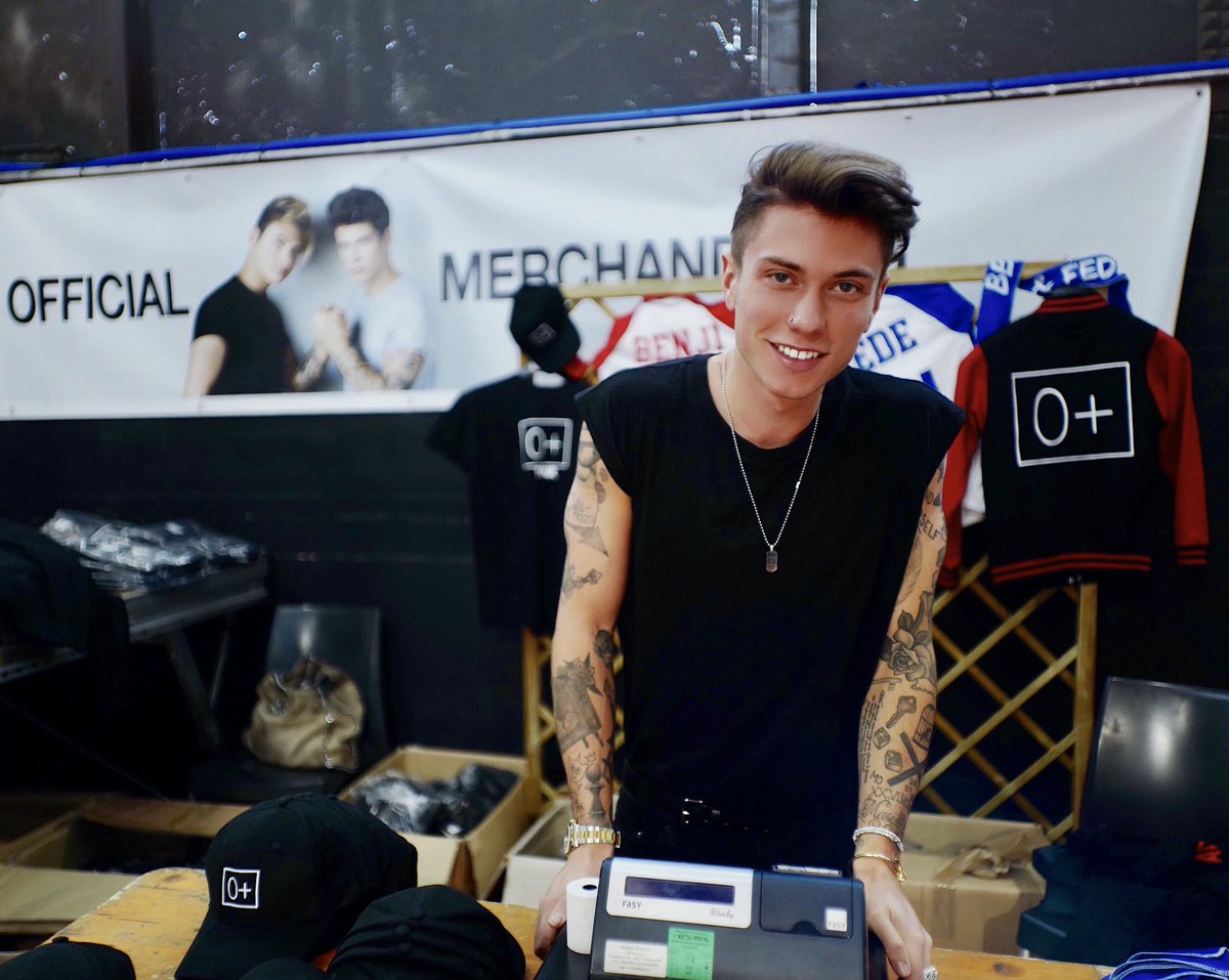 BenjieFede's tweet photo. Abbiamo assunto un nuovo cassiere agli stand del Merchandising Ufficiale 😂😂
Per supportarci acquistate ai nostri stand (no abusivi!) 😎 https://t.co/eYHrH1LUA6