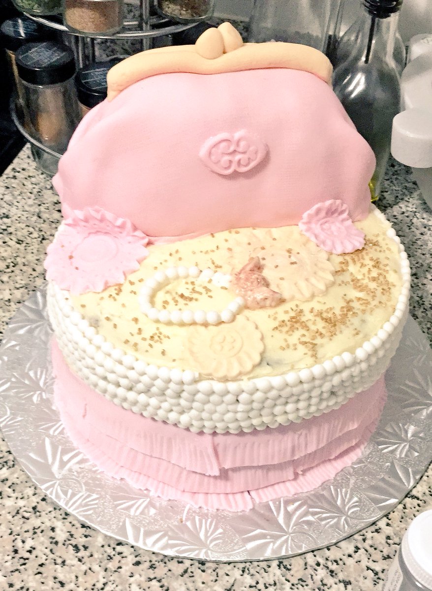 lilliebakes's tweet image. Blushing for Spring! #RedVelvet #fondant #ediblecharacters #cakeboss #cake