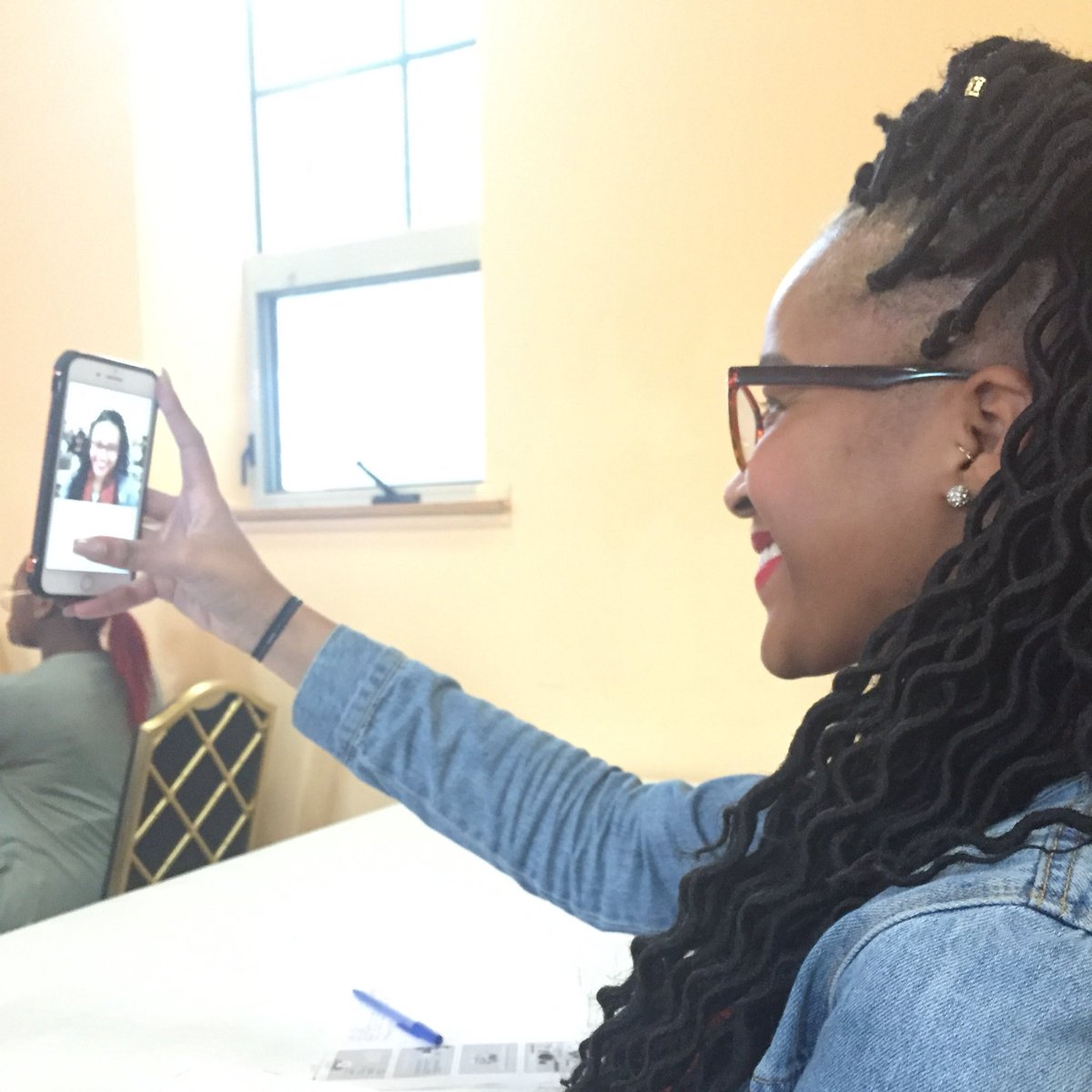 ArtofCultureInc's tweet photo. .@BrandChicago @KRileyTips @QVCreates A'Darah of @QVCreates is teaching everyone at @BrandChicago about how to take the perfect selfie on @instagram #BrandChicago https://t.co/CiZrXpnQGz