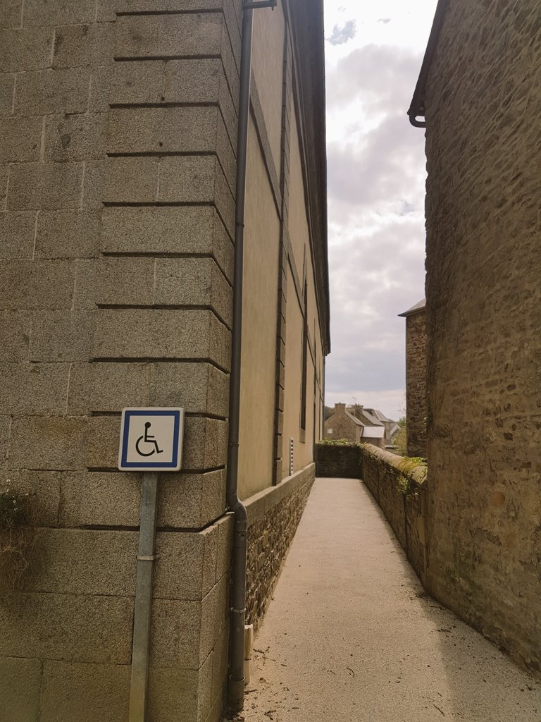 hermionemada's tweet photo. @UnHandicap 
Travaux effectués église de Pontrieux #Bretagne
Très beaux vitraux et ex-voto
Centre ville pavé mais accessible https://t.co/mMNn3dg4Rq
