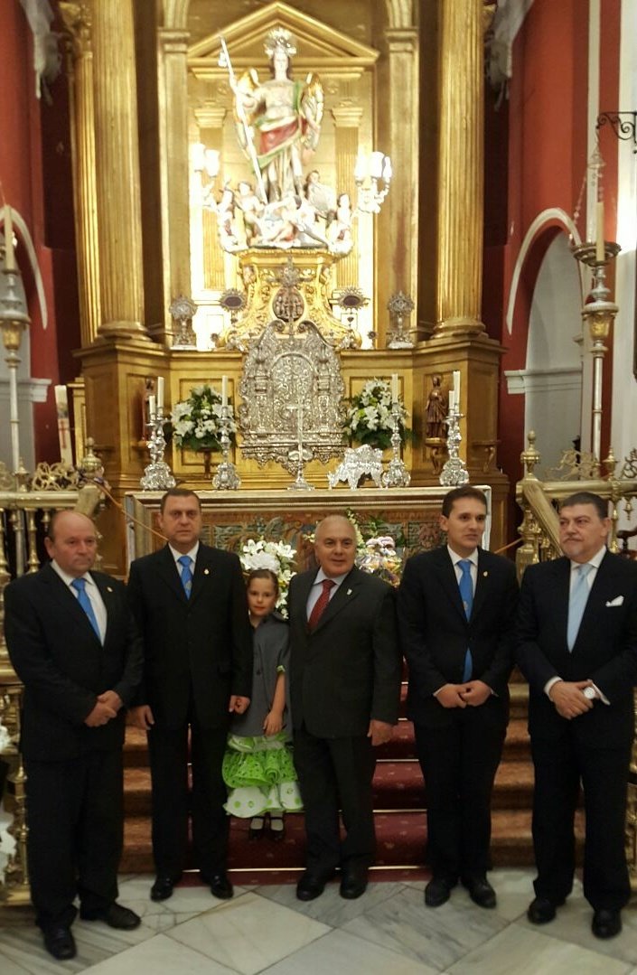 En el día de ayer, la Hdad de la Virgen de Linares hizo una ofrenda floral a San Rafael Arcángel antes de realizar su Pregón de la Romería.