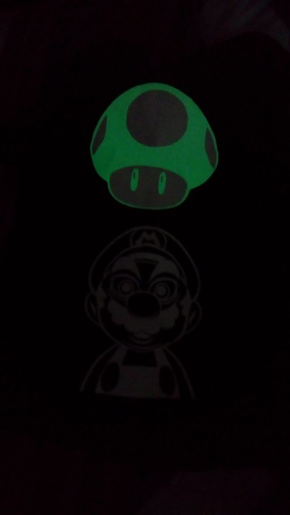 sextupleee's tweet image. Tengo el hongo de Mario brilla en la oscuridad eee