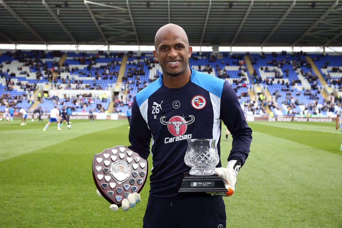 بفضل من الله تم اختياري كافضل لاعب بالموسم في نادي ريدينج للعام الثاني على التوالي ... شكرا لكل من صوت لي في هذا الاستفتاء بعد موسم مميز