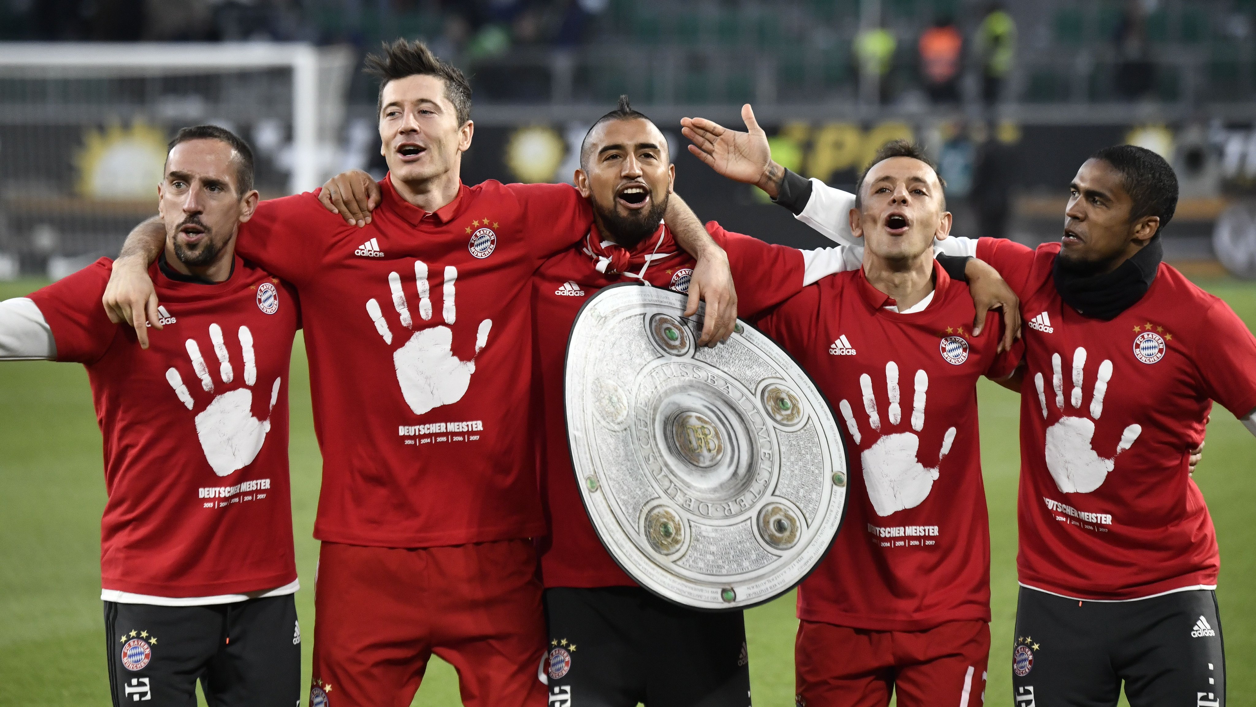 Squawka News Bayern Munich Celebrate With A Mock Bundesliga Trophy After Their 6 0 Win To Secure The Title 5 Years Running T Co Yotgvsczco Twitter