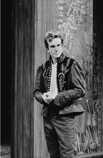 Happy birthday Daniel Day Lewis
I\ll bet his Hamlet was amazing.
Photo: Gemma Levine, National Theatre, 1989 