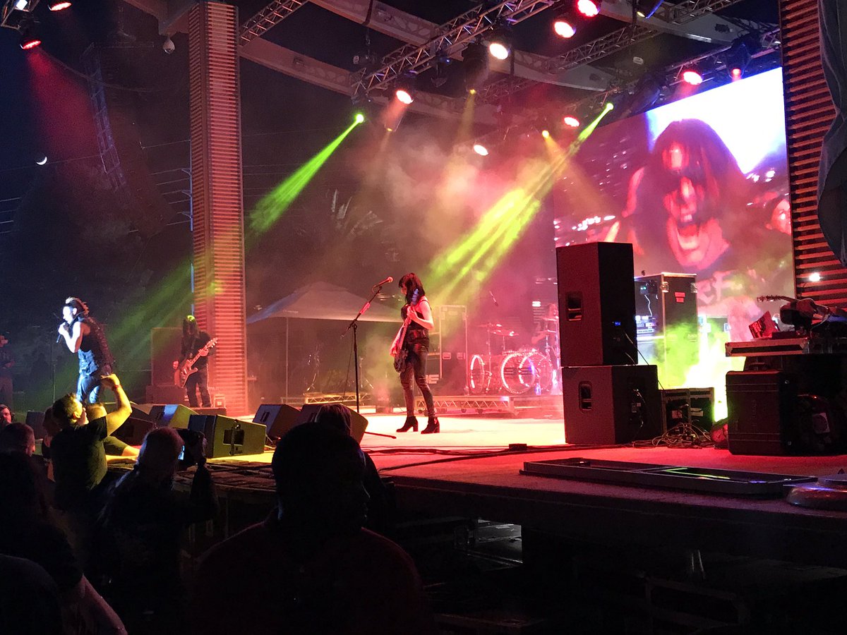 Fyrefly65's tweet image. 9electric last night at the M. #rockintospring