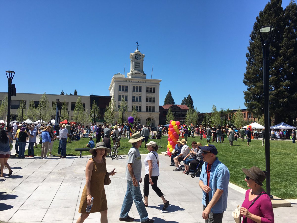 nbaybohemian's tweet image. Lots of sun to welcome the reunified Courthouse Square in Santa Rosa.