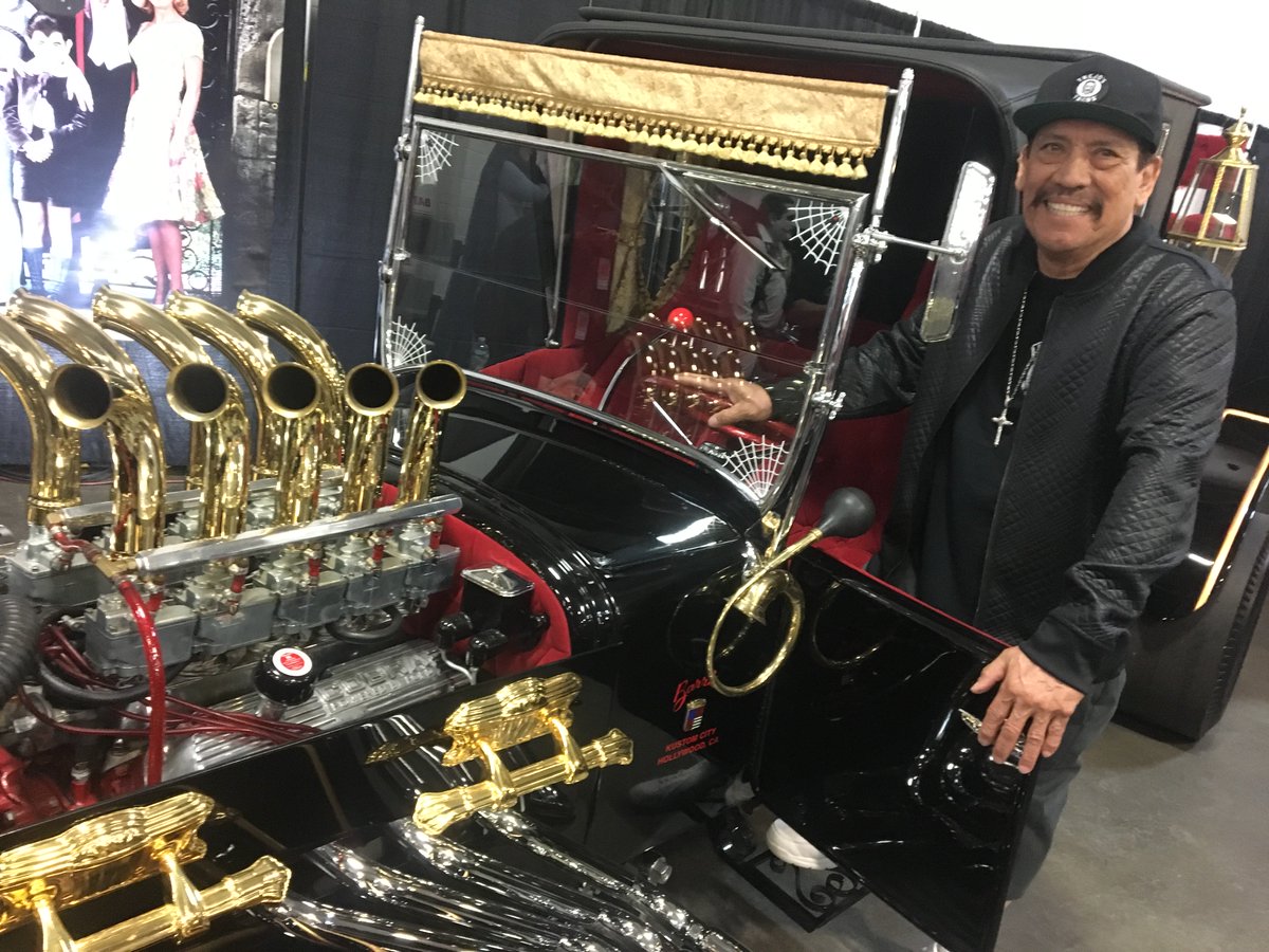 Oh goody! Taking a ride in #TheMunsters car at @EastCoastConNJ https://t.co/mXRJ77O8K1