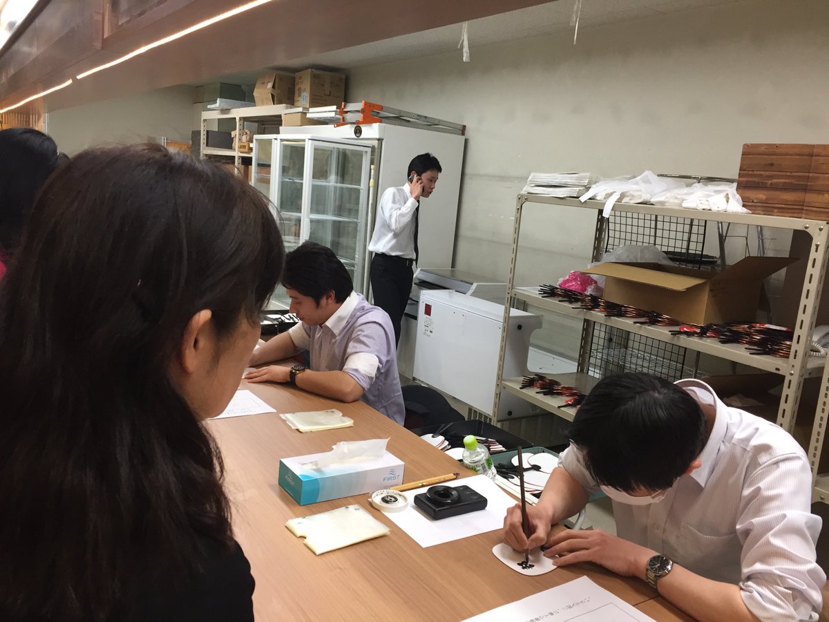 日本相撲協会公式 No Twitter 両国にぎわい祭り 相撲字でうちわ コーナーでは 行司さんがうちわに相撲字でお好きな文字 お名前など を書き入れます 1枚千円 Sumo 日本相撲協会公式 No Twitter 両国にぎわい祭り 相撲字でうちわ コーナーでは 行司さんがうちわに相撲字でお好きな文字 お名前など を書き入れます 1枚千円 Sumo
