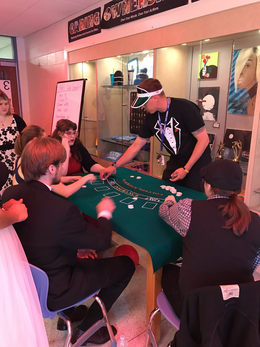 TateLibrary's tweet image. A little Vegas magic at prom!