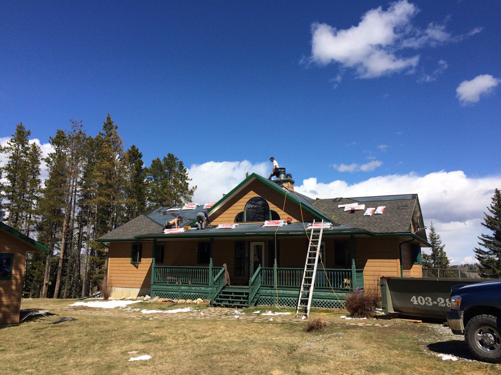 miket136's tweet photo. After many weather delays, work on the roof has resumed #abweather #abspring https://t.co/QPxQ2J5w3K