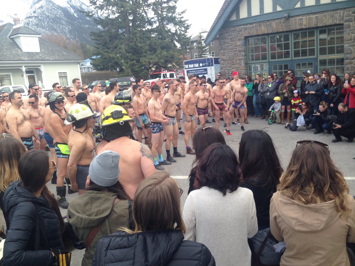 Hey <a href="/GlobeQuebec/">Globe Quebec</a>! How often you get to see 75 NAKED men in #BANFF?!? #nakedespy