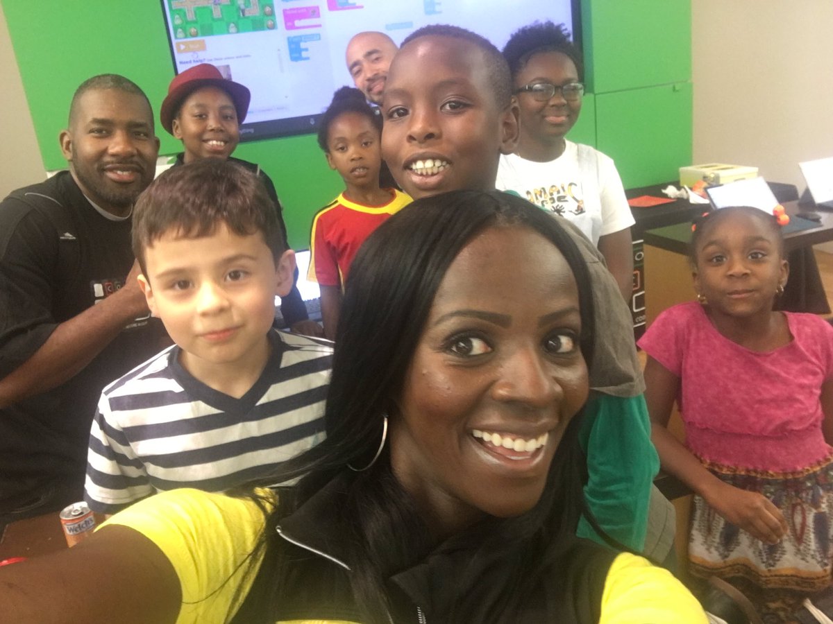 ColorCodedKids's tweet image. Successful launch of Color Coded Kids App Lab course in the Microsoft Store in Arlington, VA #codingthefutureincolor #weteachcode