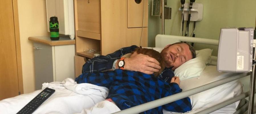 A3Noticias's tweet photo. La emotiva imagen de un padre enfermo de cáncer abrazando a su hijo tras su última sesión de quimioterapia https://t.co/0VAIuMsbd4 https://t.co/cI9Qm062Wi