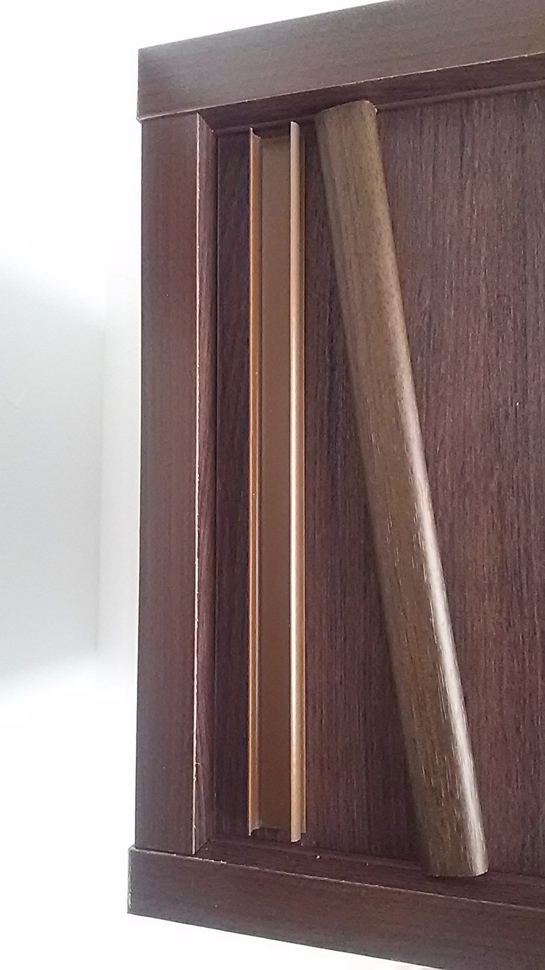 ノガミチトセ on Twitter &quot;配線モールでDIY、楽なのでおすすめしたい…。 引き戸棚に取っ手つけたり、引き戸の消音テープの横に貼っ
