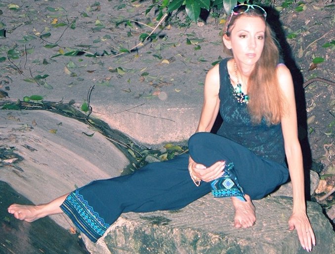 Aztek Flared Pants in the Greenbelt sheyna.com/2017/04/30/fla…