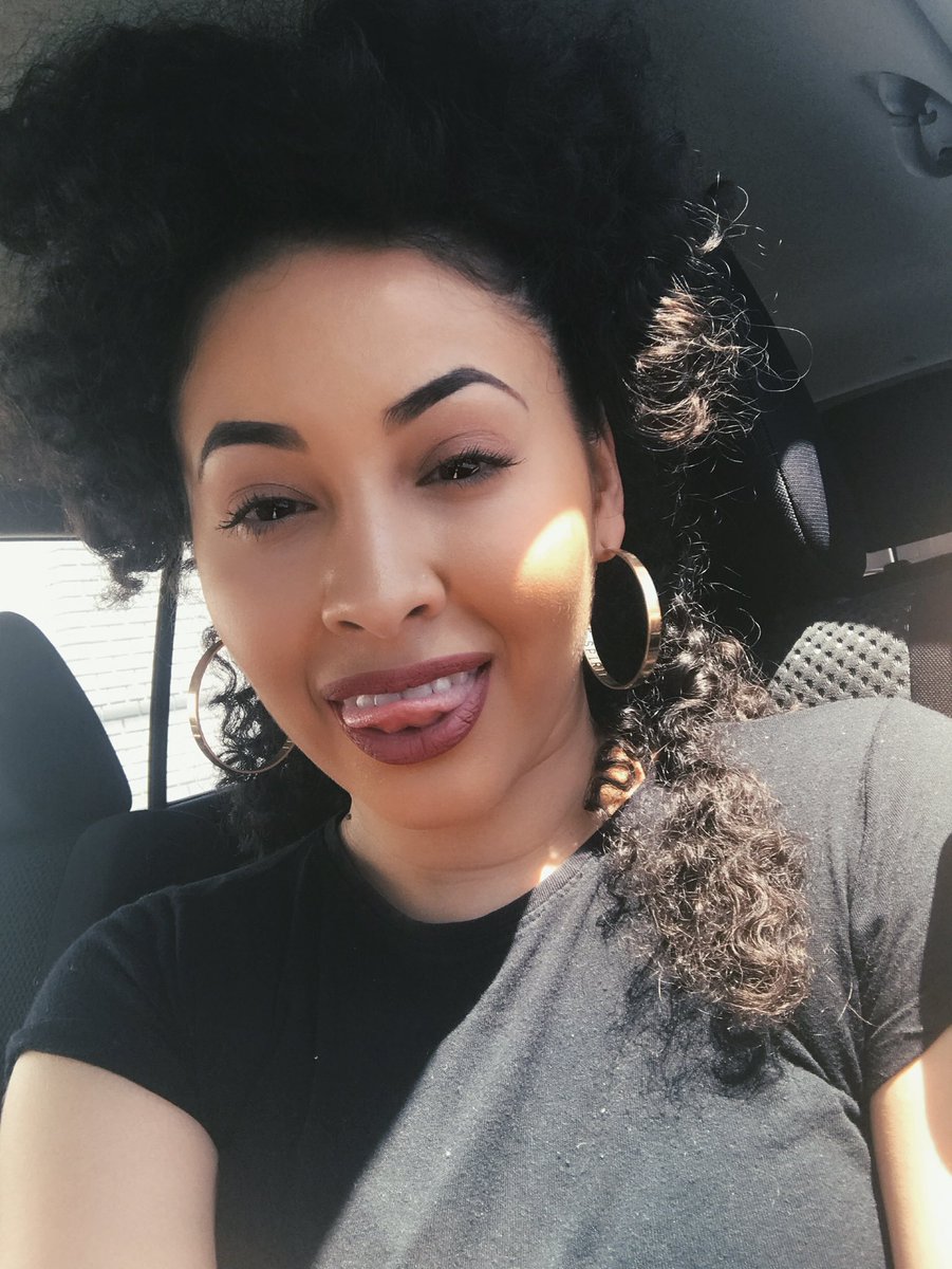 BOBBi_DEAN's tweet image. #DominicanProblems la ñiña es dientuda y trompuda 😆😝😚 #HappySatutday