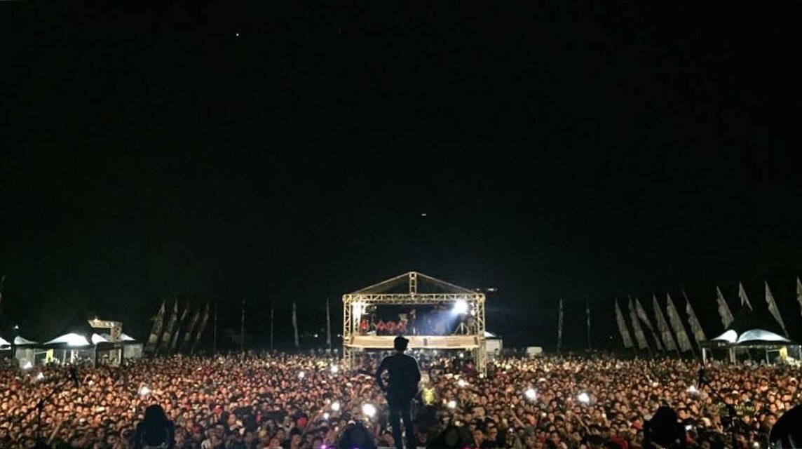 Selamat pagi, Sahabat. Potret kebersamaan kami bersama dengan Sahabat Malang semalam di Lapangan Rampal. Terima kasih, Malang #NOAHMalang