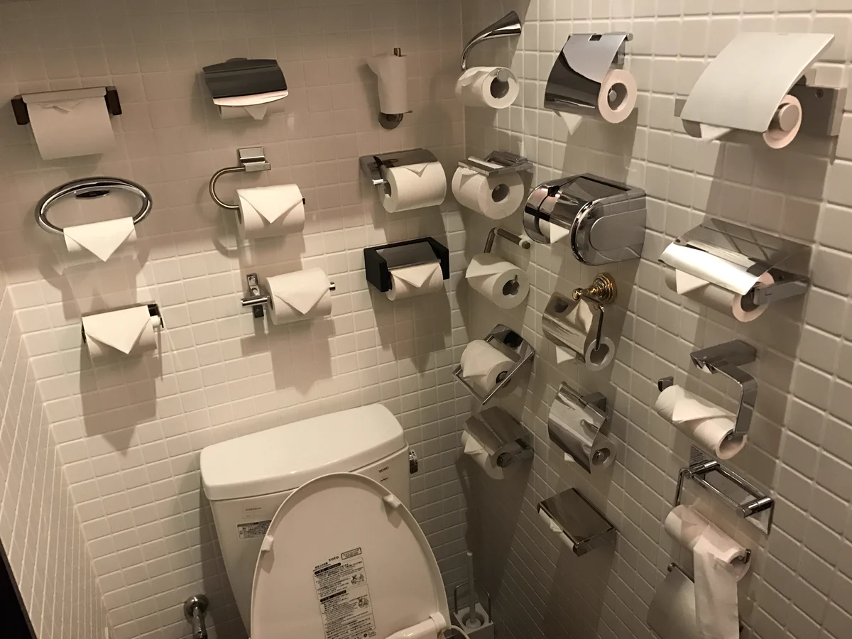 安心だけど不安ｗトイレットペーパーがたくさんあるトイレｗｗｗ