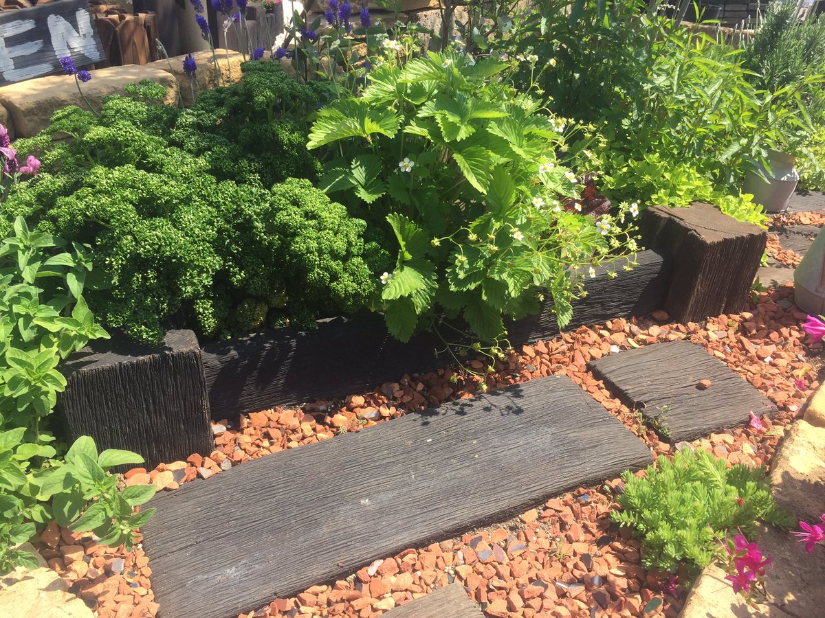 ジョイフル本田 ガーデンセンター Ar Twitter ガーデンセンター幸手店 埼玉県 まるで本物の枕木のような アンティークウッド平板 アンティークウッドポスト 組み合わせるだけで簡単に菜園が作れます コンクリート製なので腐る心配もありません 枕木