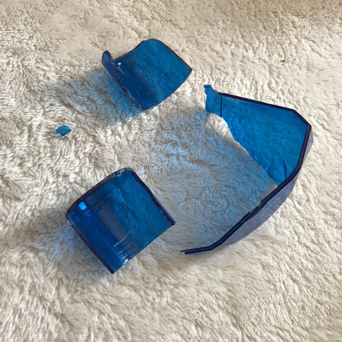 woo_piyo's tweet image. 昨日ライブ始まる前にギャラクシーペンライト落としてウヨンカバー破損😭😭
今から修復工事します、、、