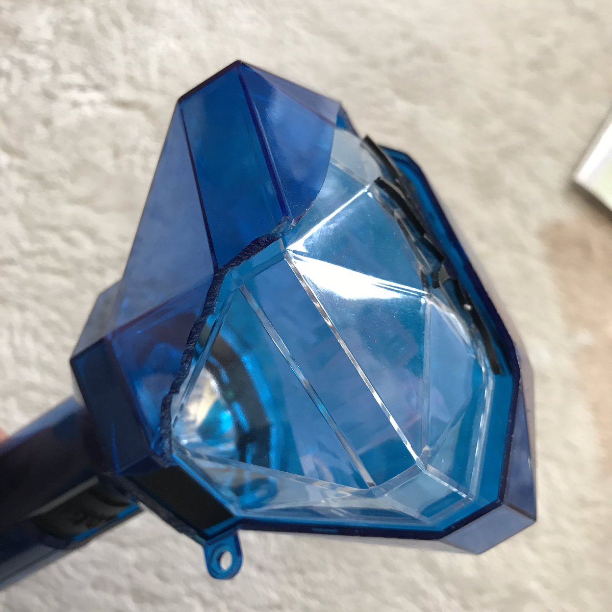 woo_piyo's tweet image. 昨日ライブ始まる前にギャラクシーペンライト落としてウヨンカバー破損😭😭
今から修復工事します、、、