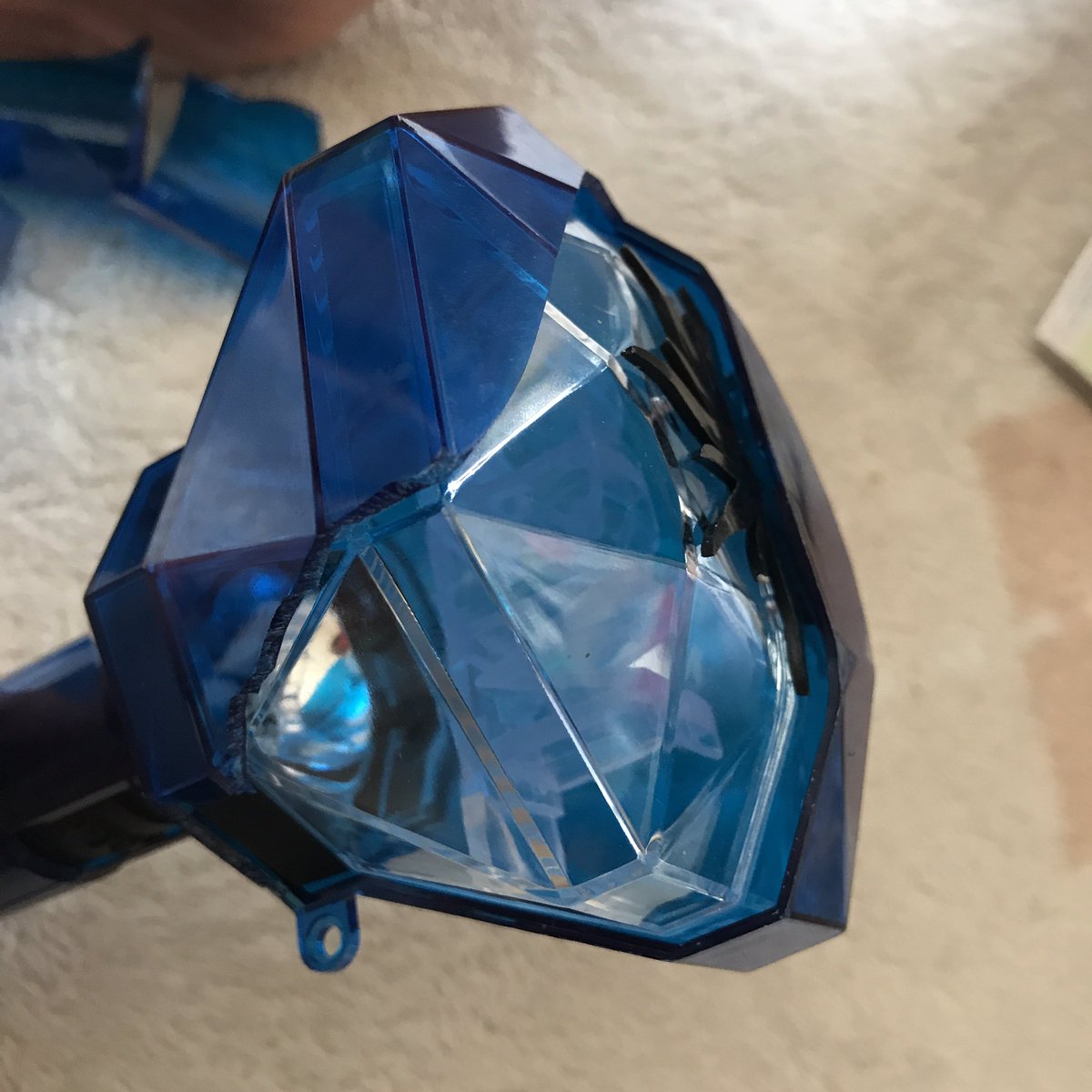 woo_piyo's tweet image. 昨日ライブ始まる前にギャラクシーペンライト落としてウヨンカバー破損😭😭
今から修復工事します、、、