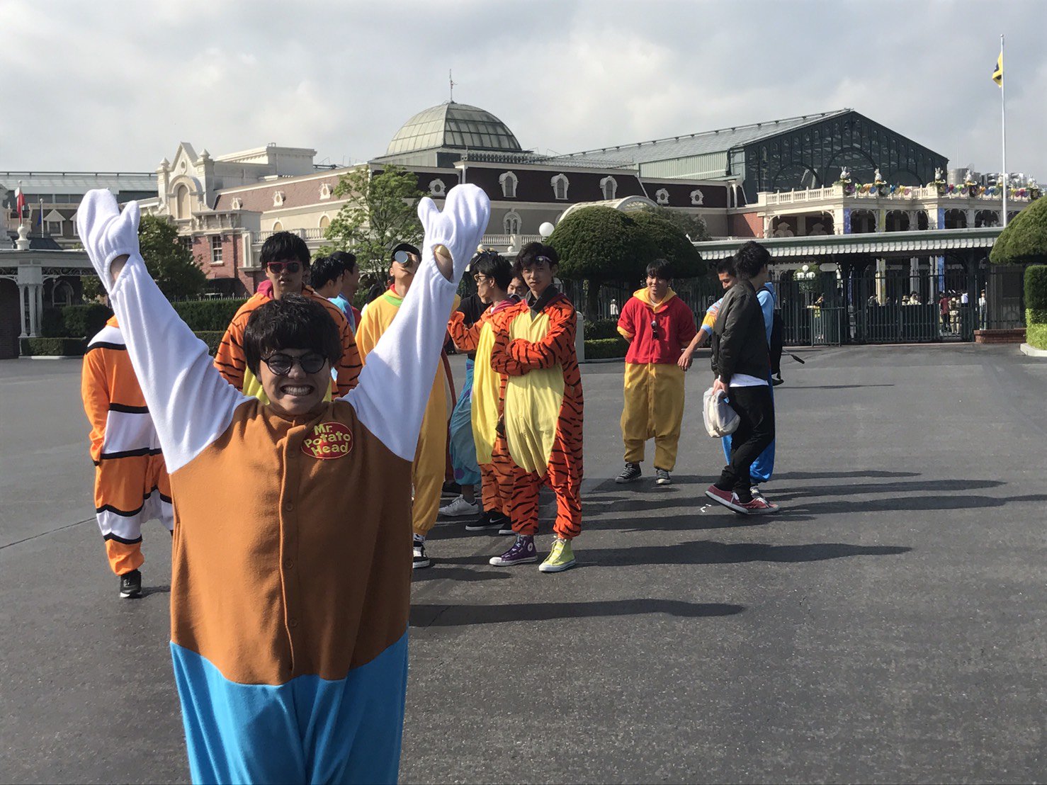 秋山メンディー Pa Twitter ディズニーやい 小さい子から若い人から外国人やら撮ってくれた 撮ってくれた人 に秋山メンディーって宣伝したら30人もフォロワー増えたわ 本当は着ぐるみディズニー的にだめだけどなんだこいつらみたいな顔してくるキャストも